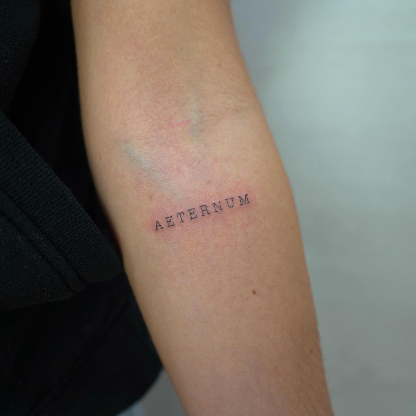 Tatuaje de frase en antebrazo, línea fina Sinkply Madrid