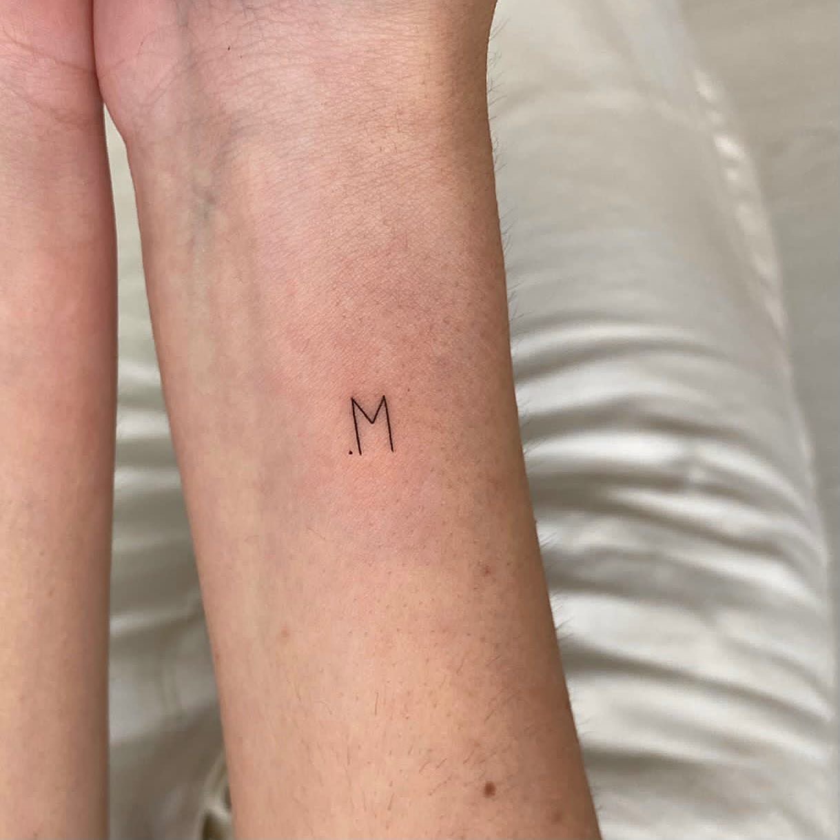 Tatuaje de frase en antebrazo, línea fina Sinkply Madrid