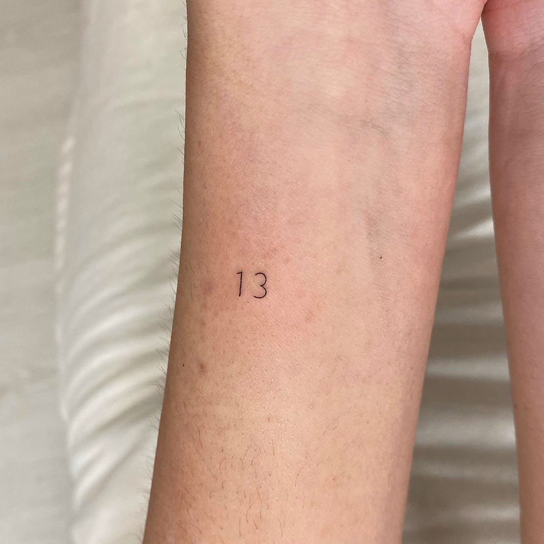 Tatuaje de frase en antebrazo, línea fina Sinkply Madrid