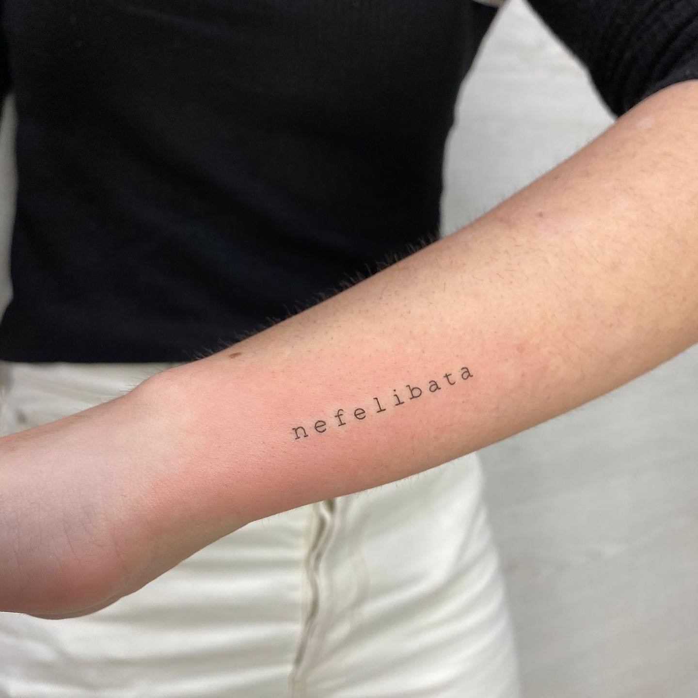 Tatuaje de frase en antebrazo, línea fina Sinkply Madrid