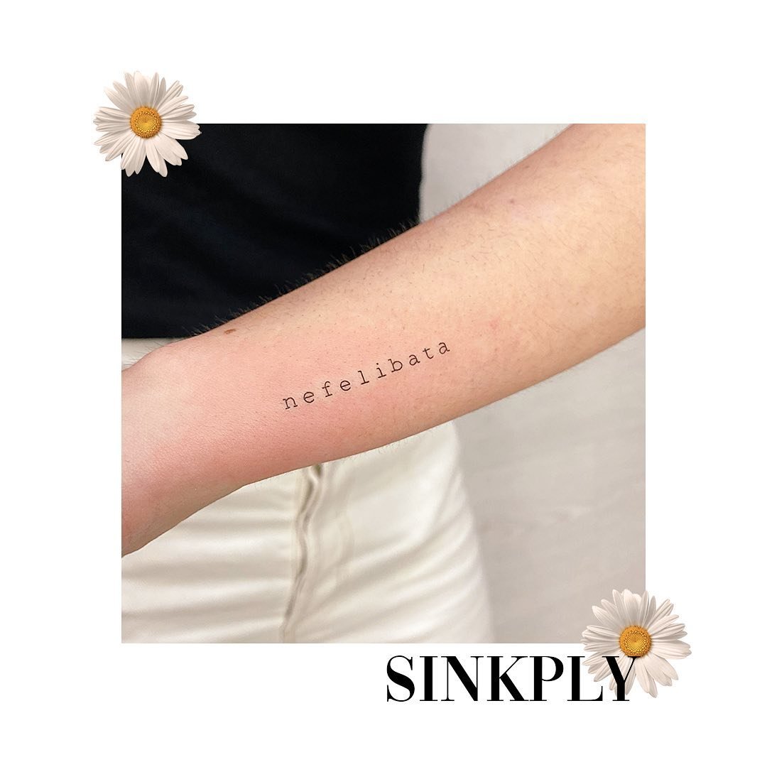 Tatuaje de frase en antebrazo, línea fina Sinkply Madrid