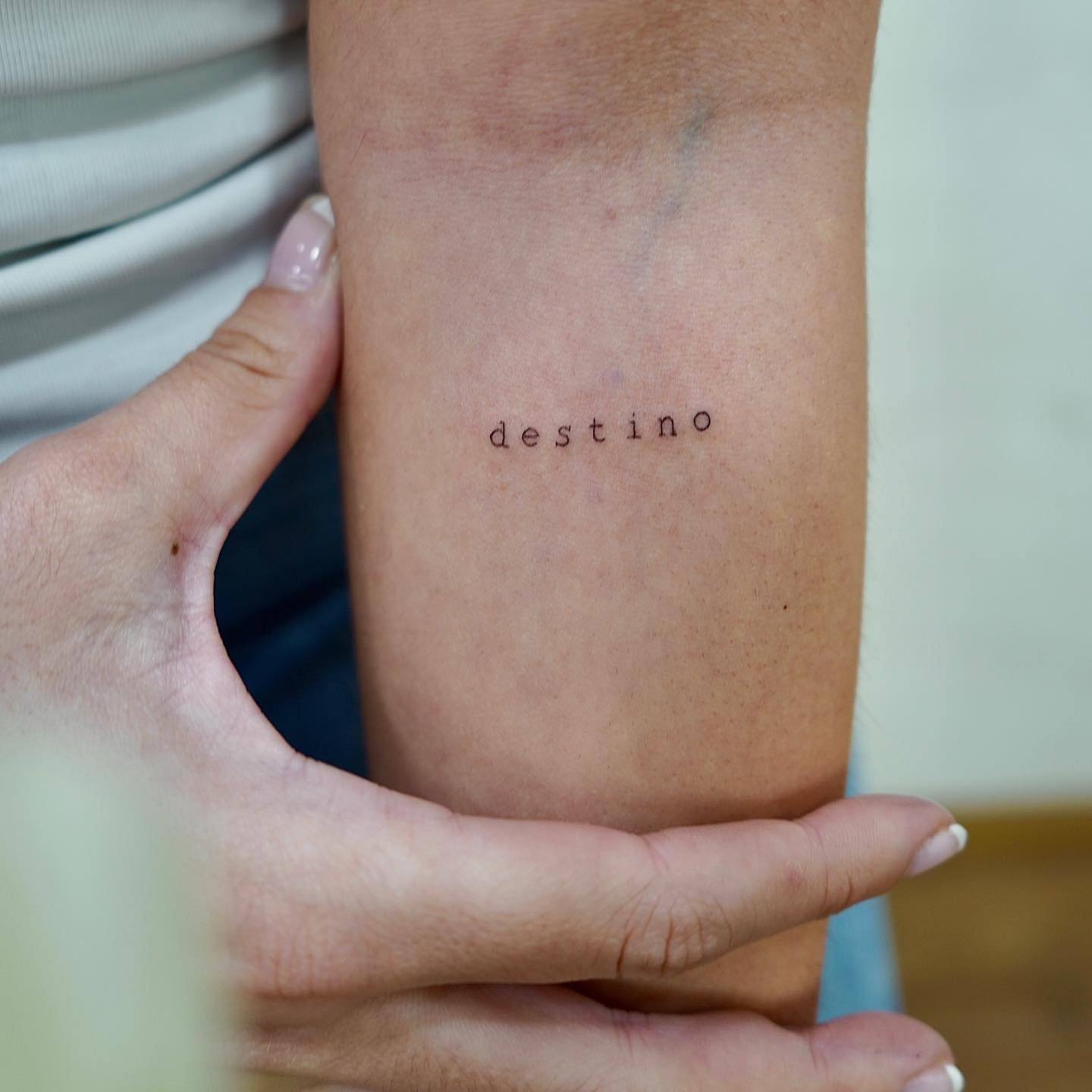 Tatuaje de frase en antebrazo, línea fina Sinkply Madrid