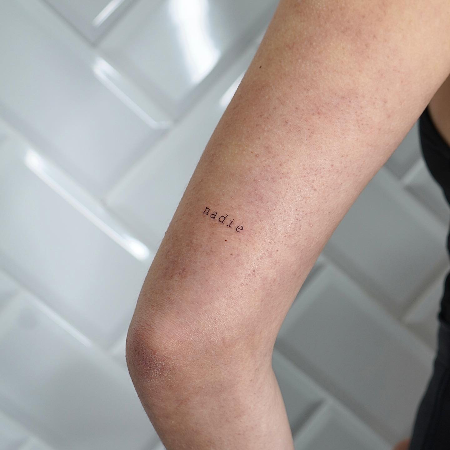 Tatuaje de frase en antebrazo, línea fina Sinkply Madrid