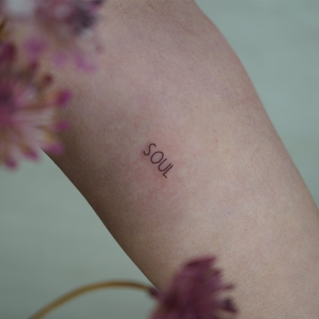 Tatuaje de frase en antebrazo, línea fina Sinkply Madrid