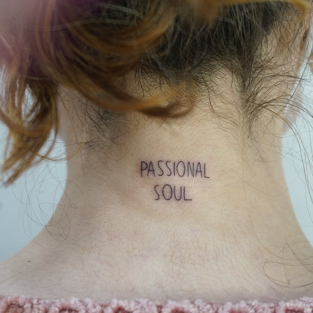 Tatuaje de frase en antebrazo, línea fina Sinkply Madrid