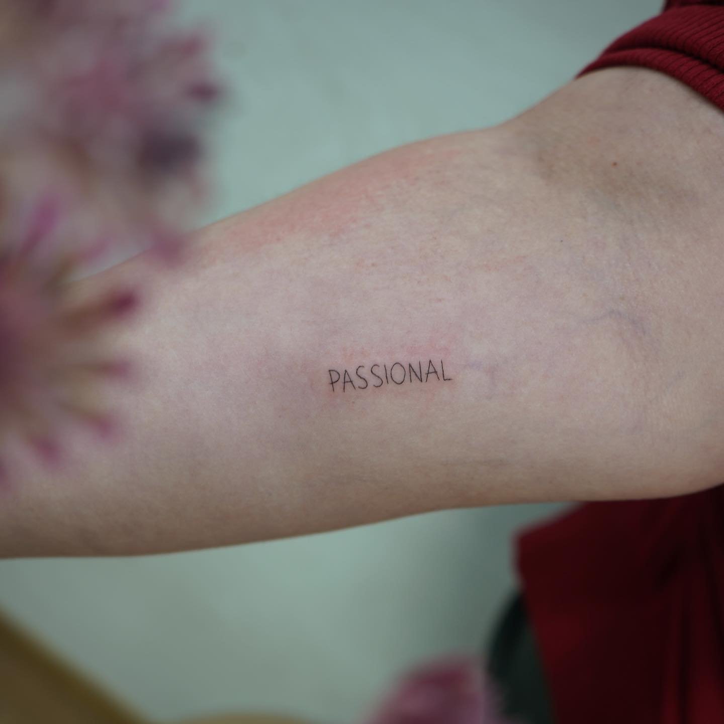 Tatuaje de frase en antebrazo, línea fina Sinkply Madrid