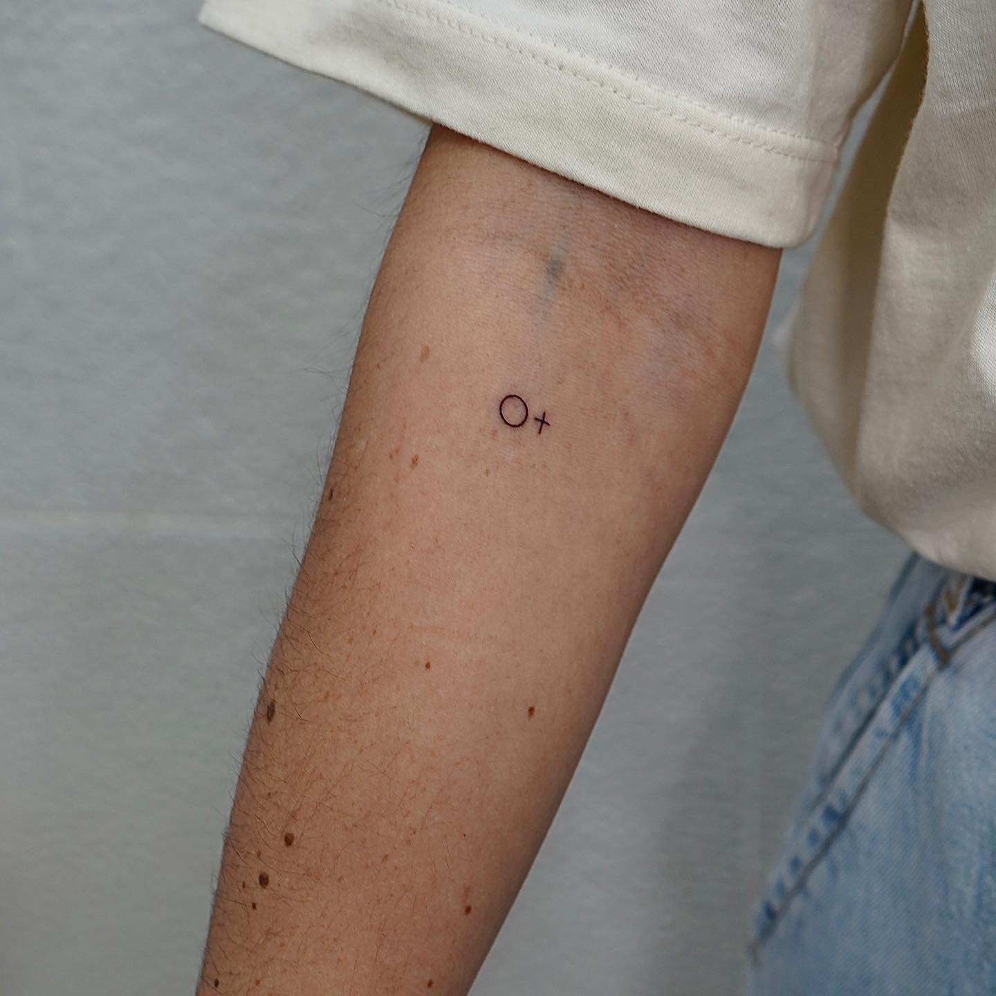 Tatuaje de frase en antebrazo, línea fina Sinkply Madrid