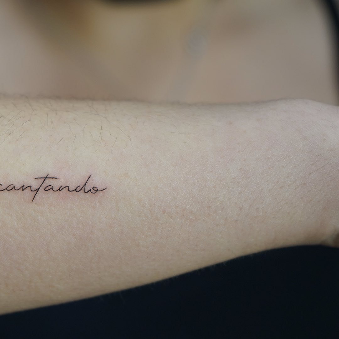 Tatuaje de frase en antebrazo, línea fina Sinkply Madrid