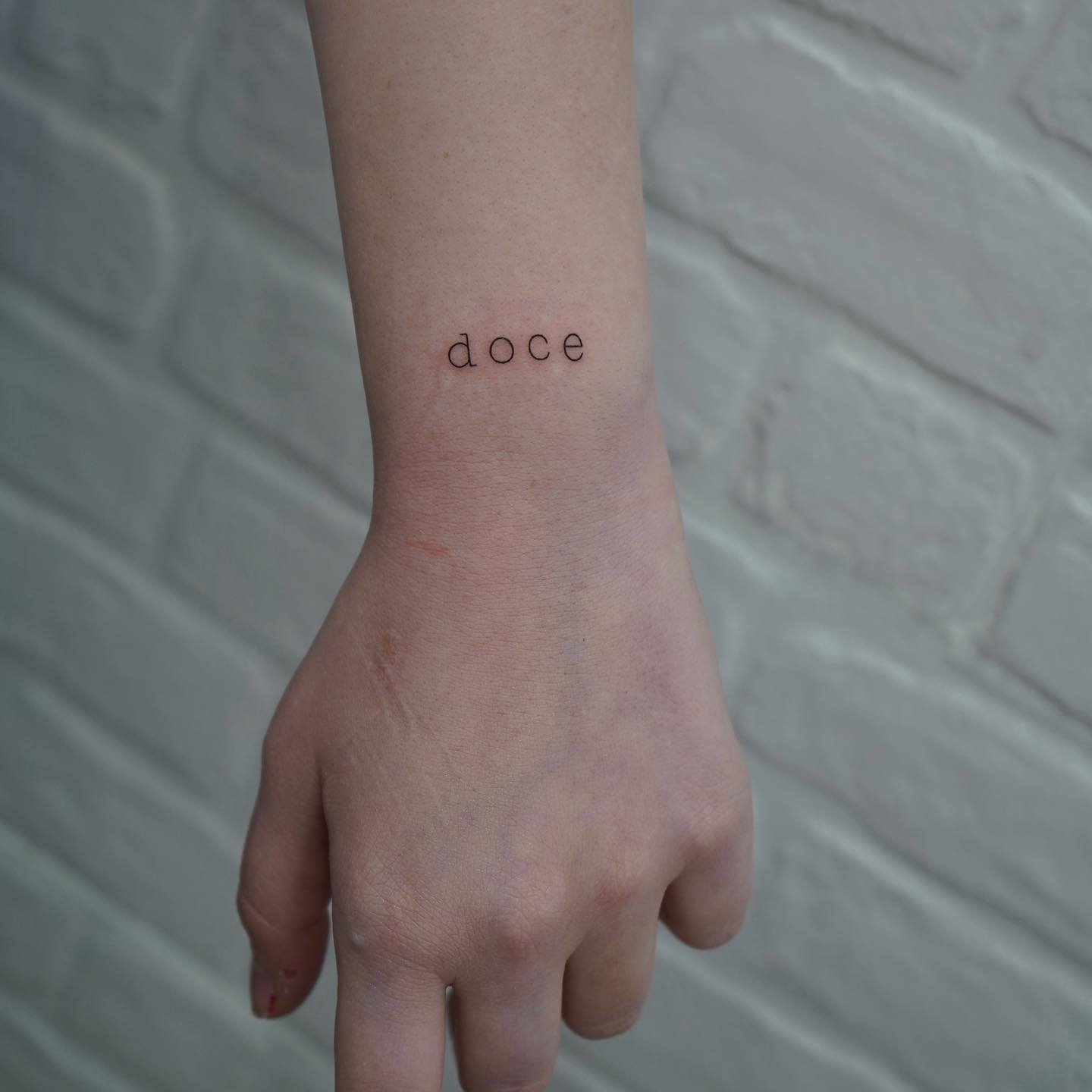 Tatuaje de frase en antebrazo, línea fina Sinkply Madrid