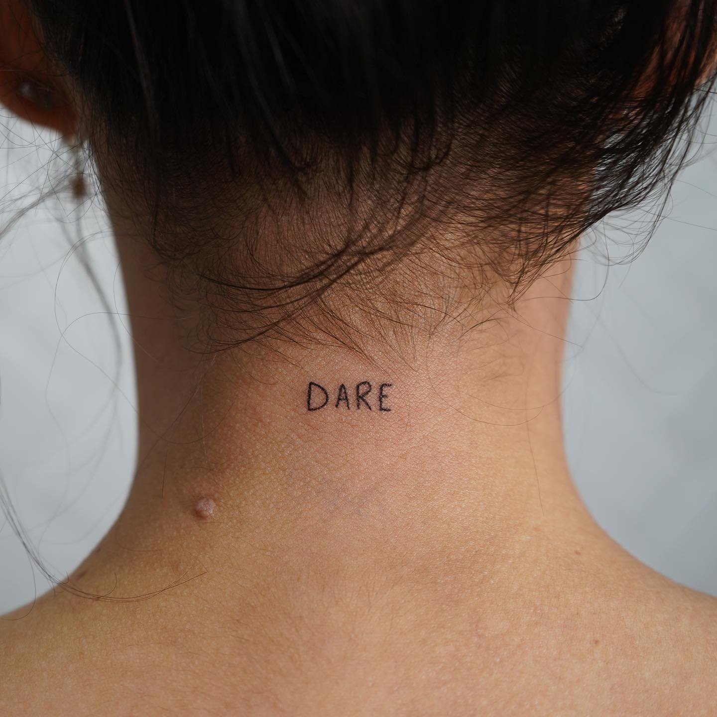 Tatuaje de frase en antebrazo, línea fina Sinkply Madrid