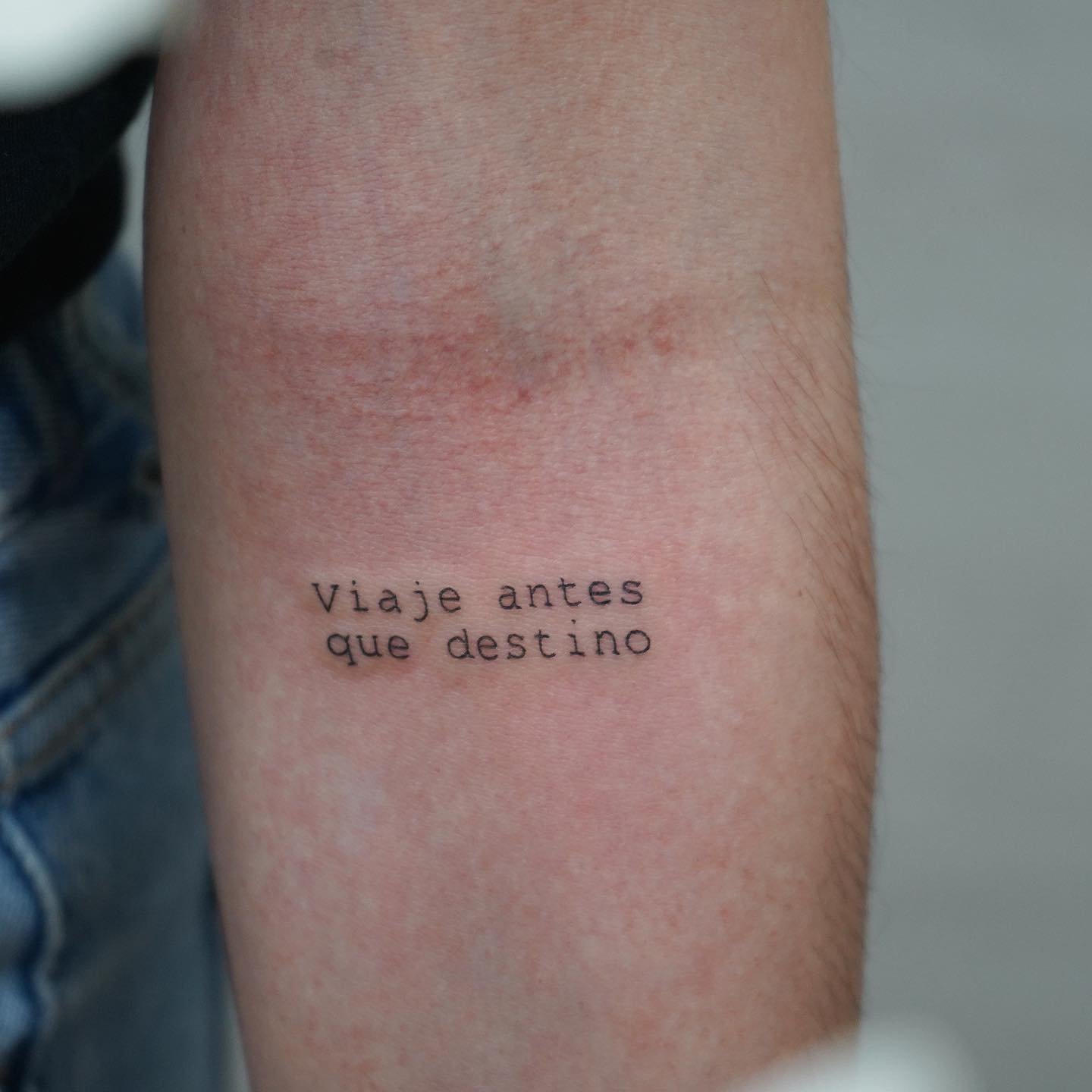 Tatuaje de frase en antebrazo, línea fina Sinkply Madrid