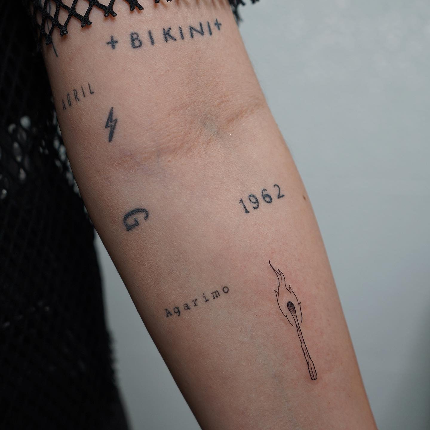 Tatuaje de frase en antebrazo, línea fina Sinkply Madrid