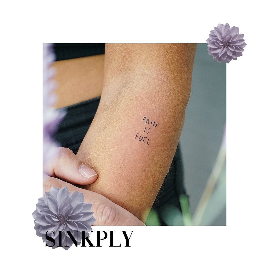 Tatuaje de frase en antebrazo, línea fina Sinkply Madrid
