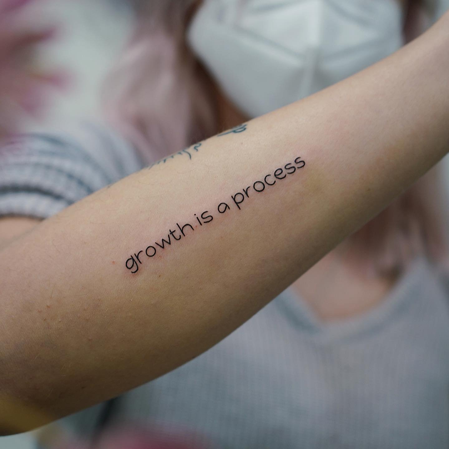 Tatuaje de frase en antebrazo, línea fina Sinkply Madrid