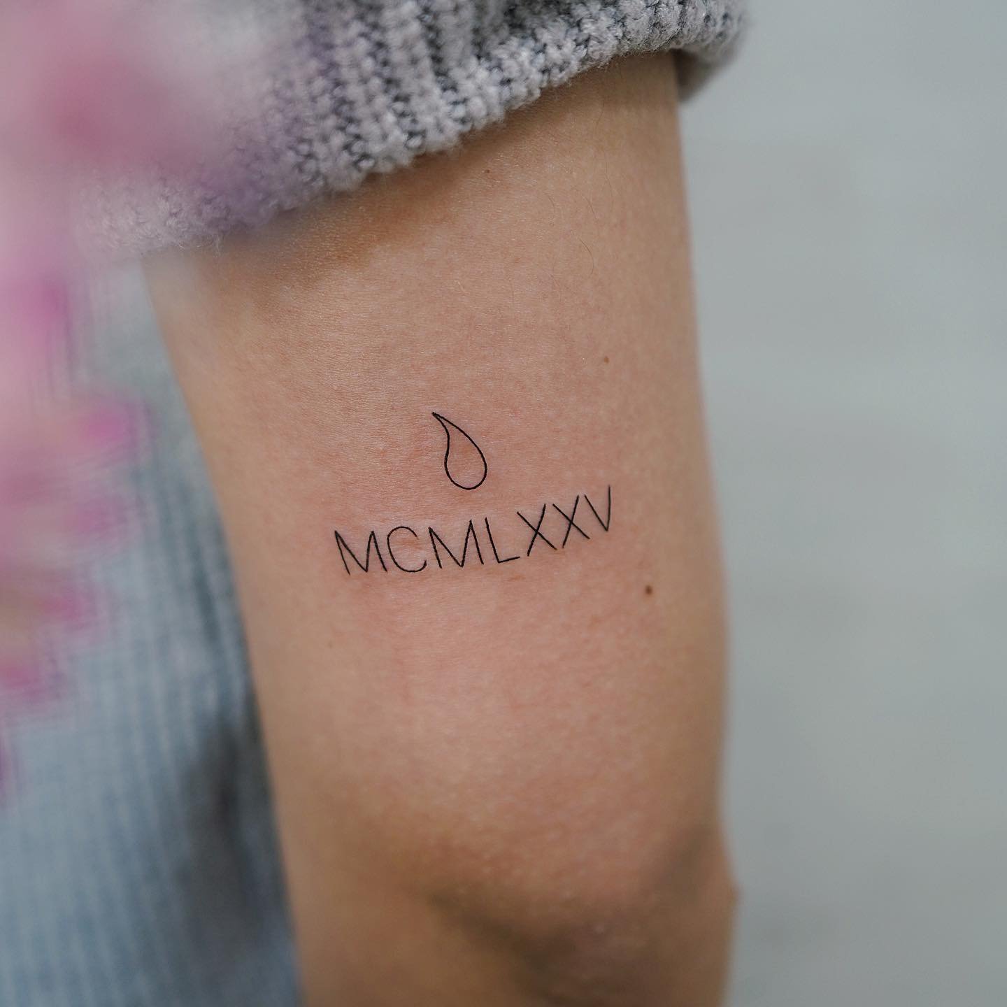 Tatuaje de frase en antebrazo, línea fina Sinkply Madrid