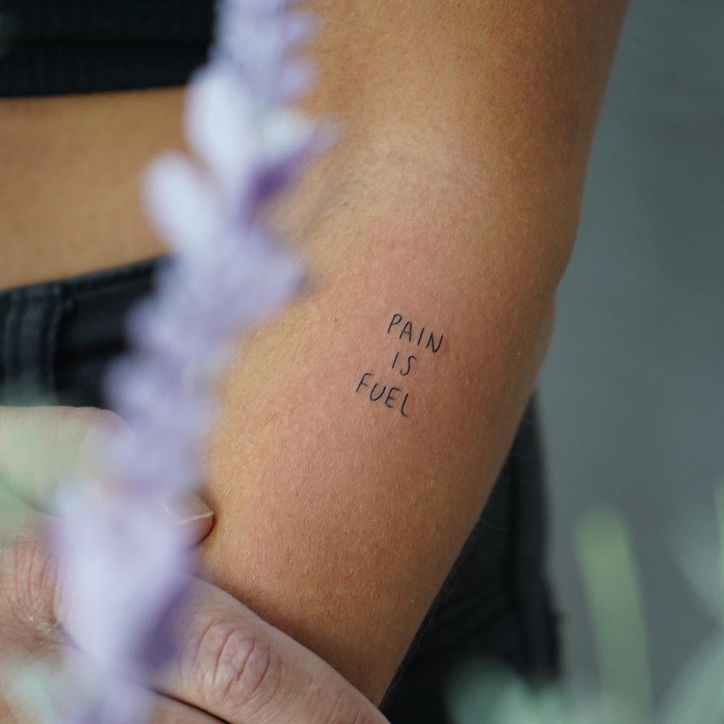 Tatuaje de frase en antebrazo, línea fina Sinkply Madrid