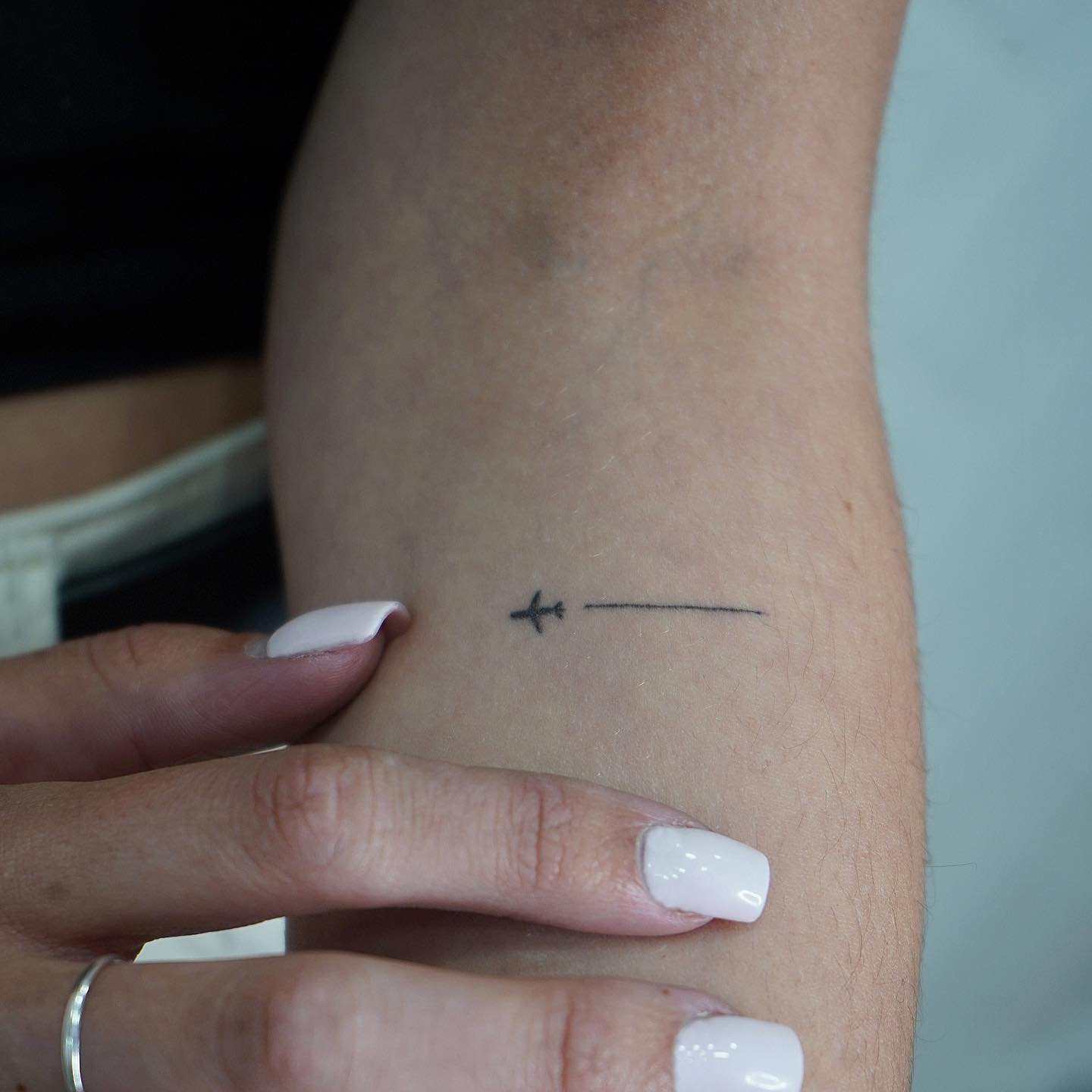 Tatuaje de frase en antebrazo, línea fina Sinkply Madrid