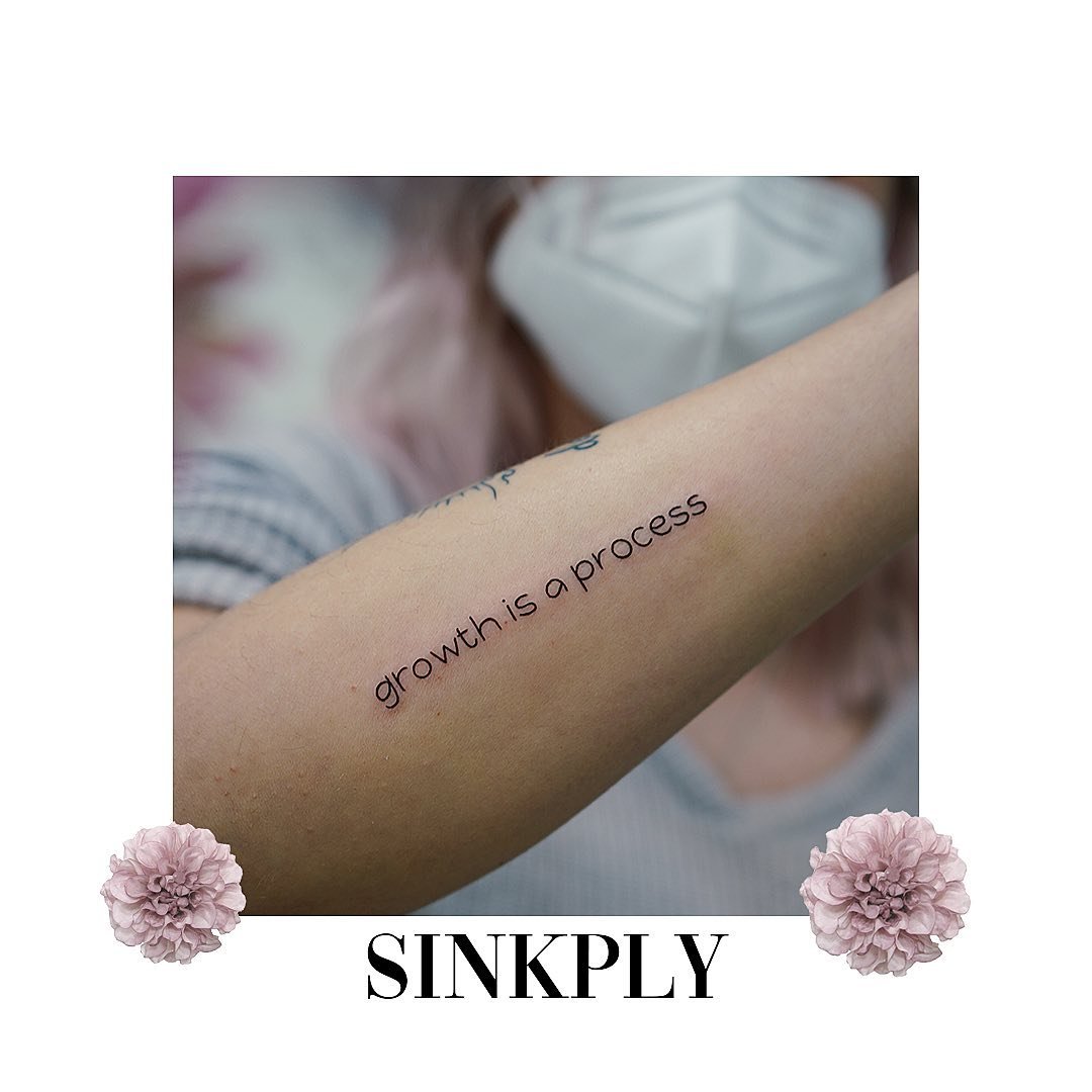 Tatuaje de frase en antebrazo, línea fina Sinkply Madrid