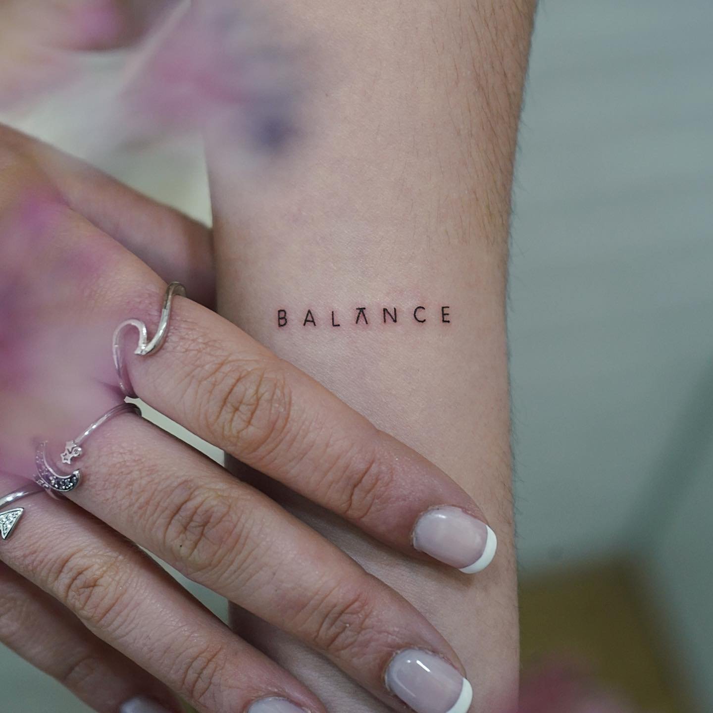 Tatuaje de frase en antebrazo, línea fina Sinkply Madrid