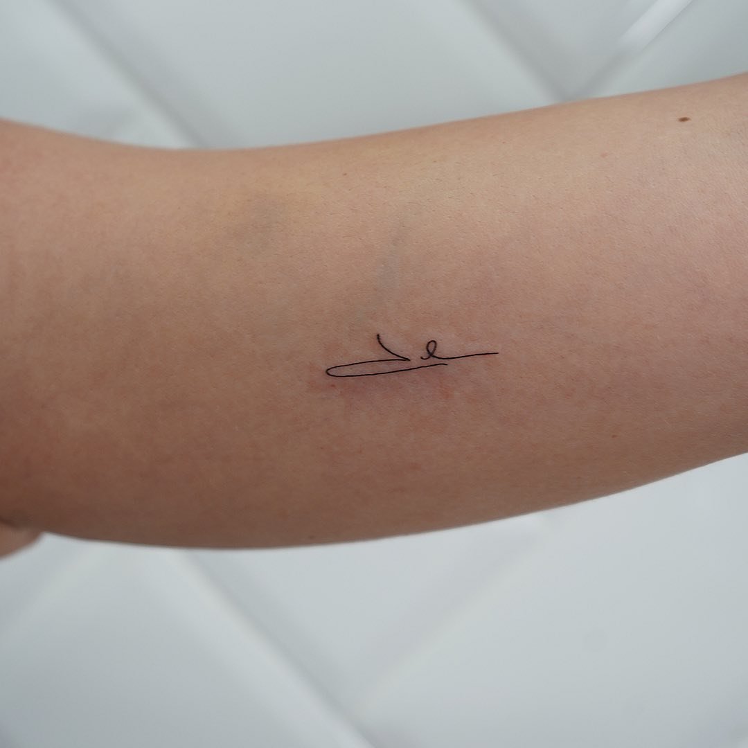 Tatuaje de frase en antebrazo, línea fina Sinkply Madrid
