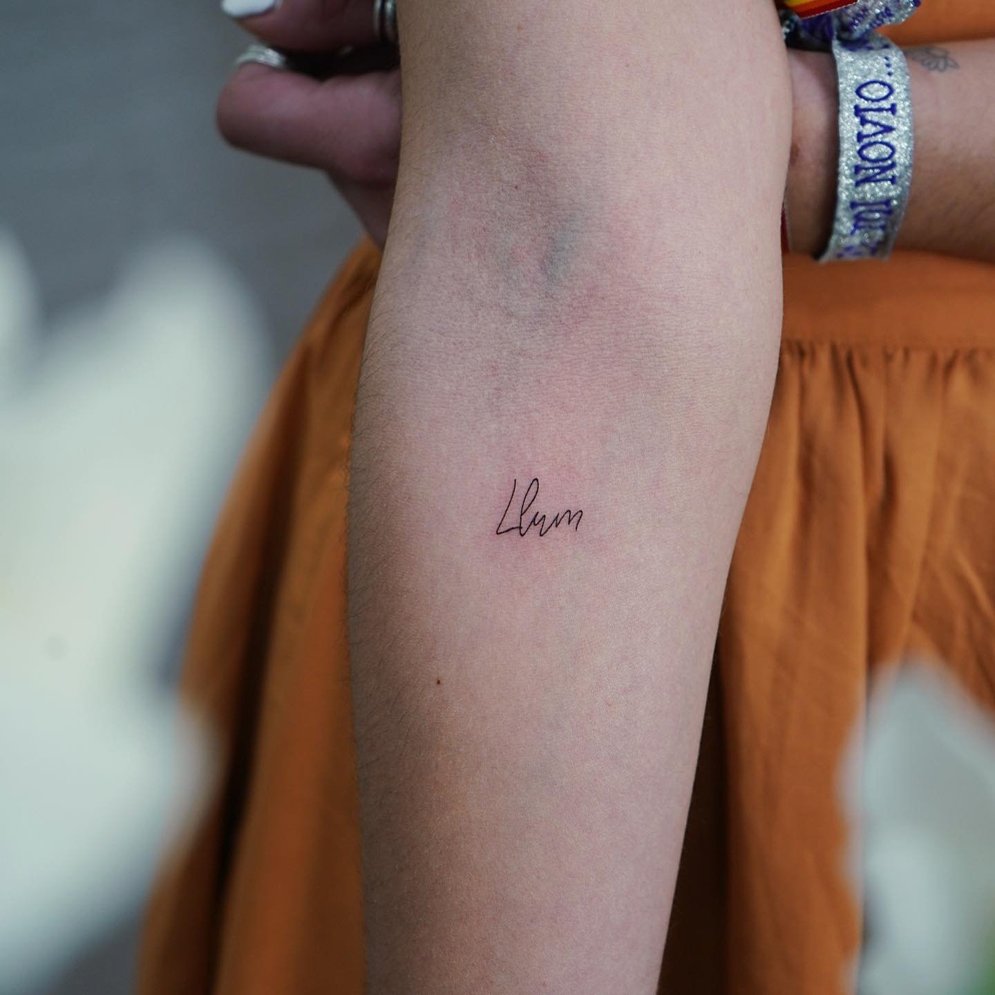 Tatuaje de frase en antebrazo, línea fina Sinkply Madrid