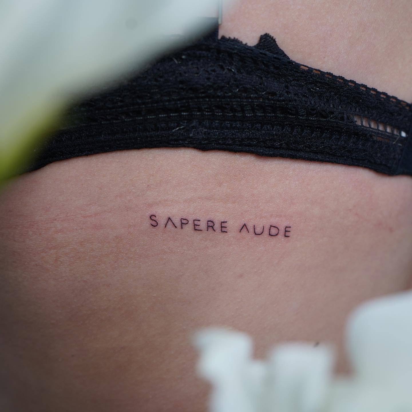 Tatuaje de frase en antebrazo, línea fina Sinkply Madrid