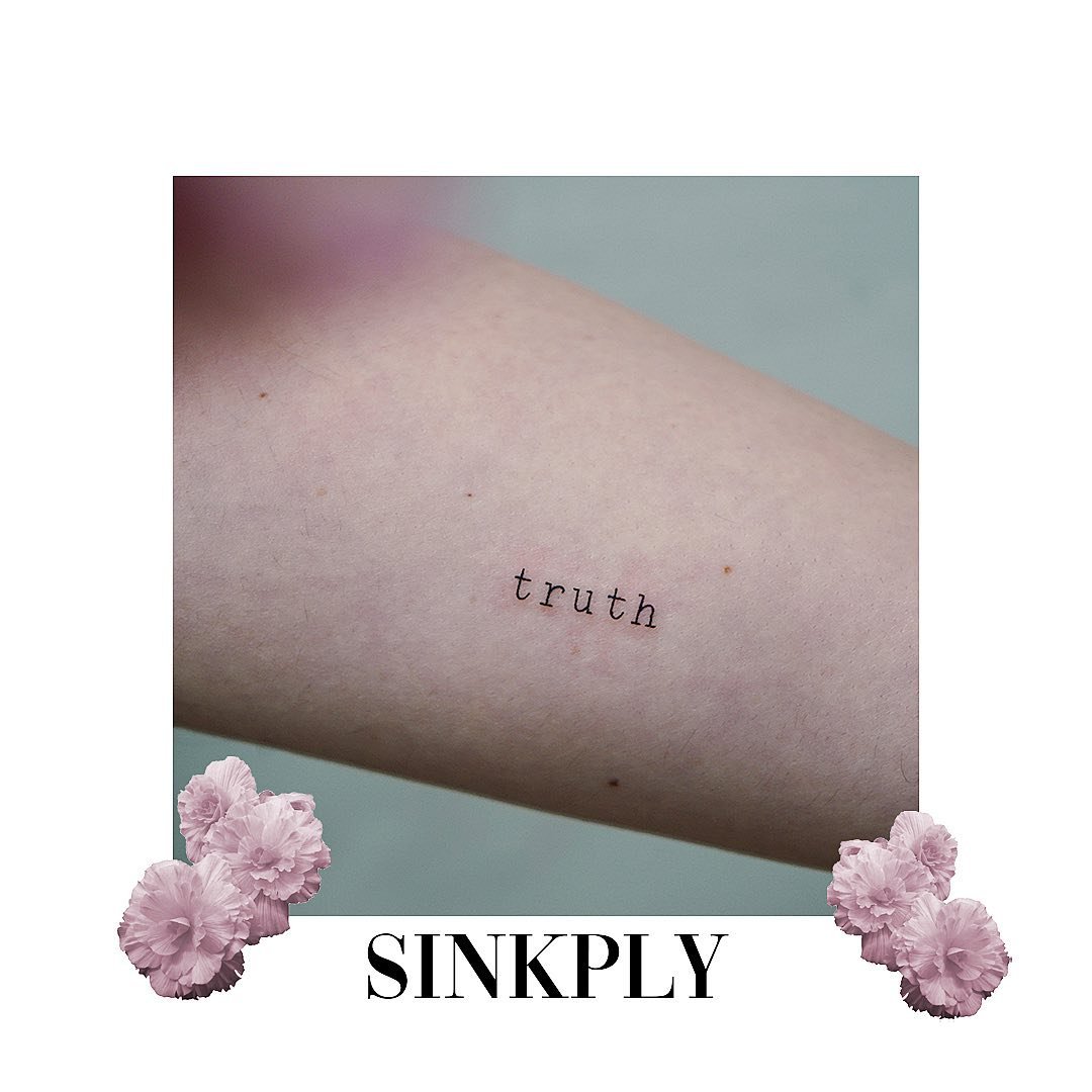 Tatuaje de frase en antebrazo, línea fina Sinkply Madrid