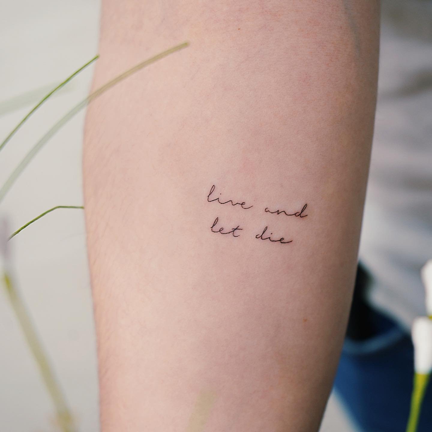 Tatuaje de frase en antebrazo, línea fina Sinkply Madrid