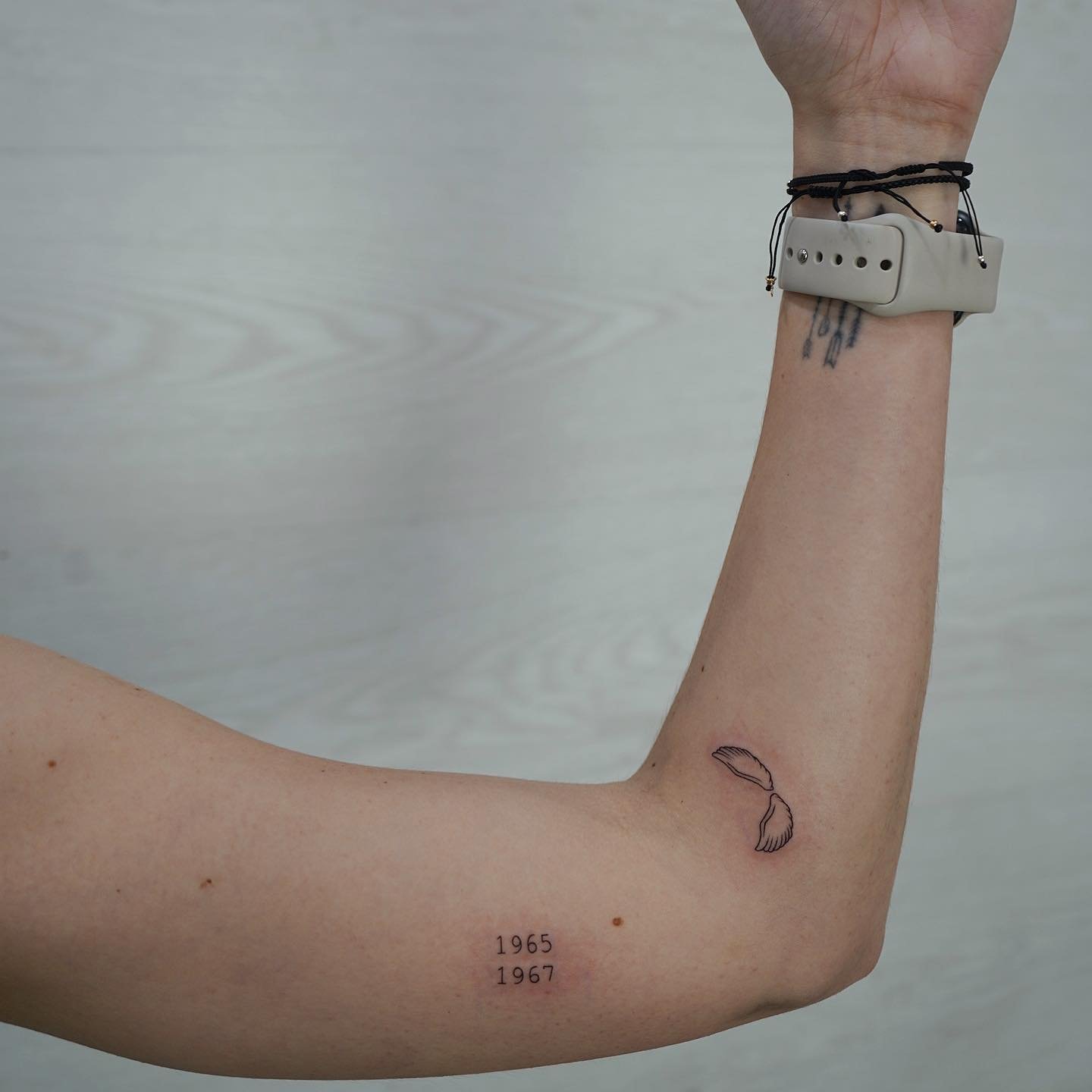 Tatuaje de frase en antebrazo, línea fina Sinkply Madrid