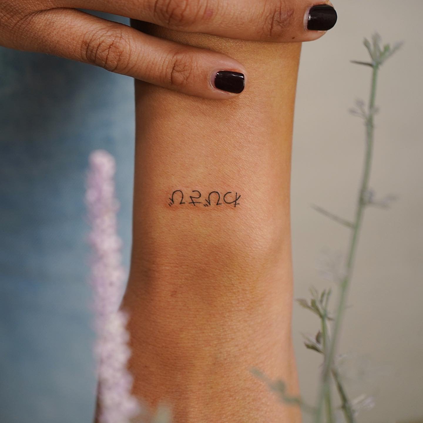 Tatuaje de frase en antebrazo, línea fina Sinkply Madrid