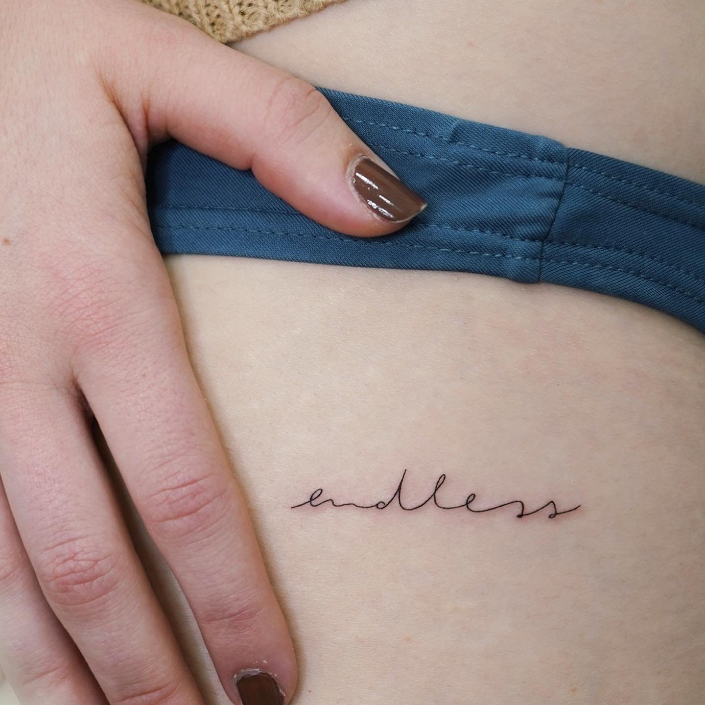 Tatuaje de frase en antebrazo, línea fina Sinkply Madrid