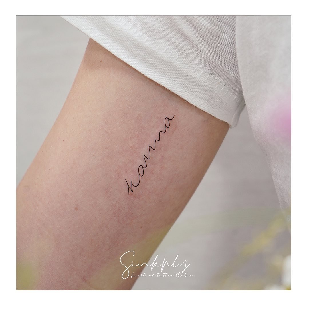 Tatuaje de frase en antebrazo, línea fina Sinkply Madrid