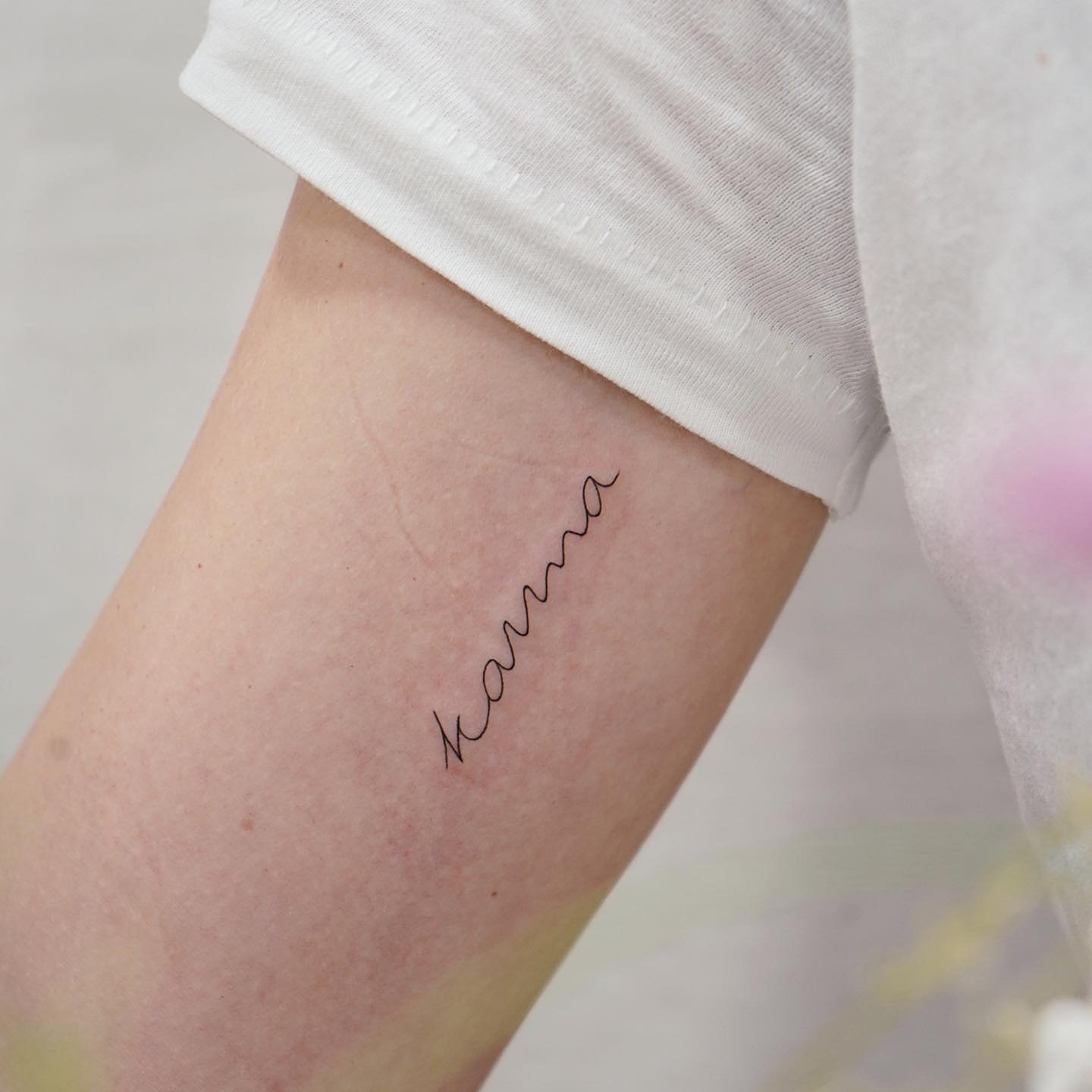 Tatuaje de frase en antebrazo, línea fina Sinkply Madrid