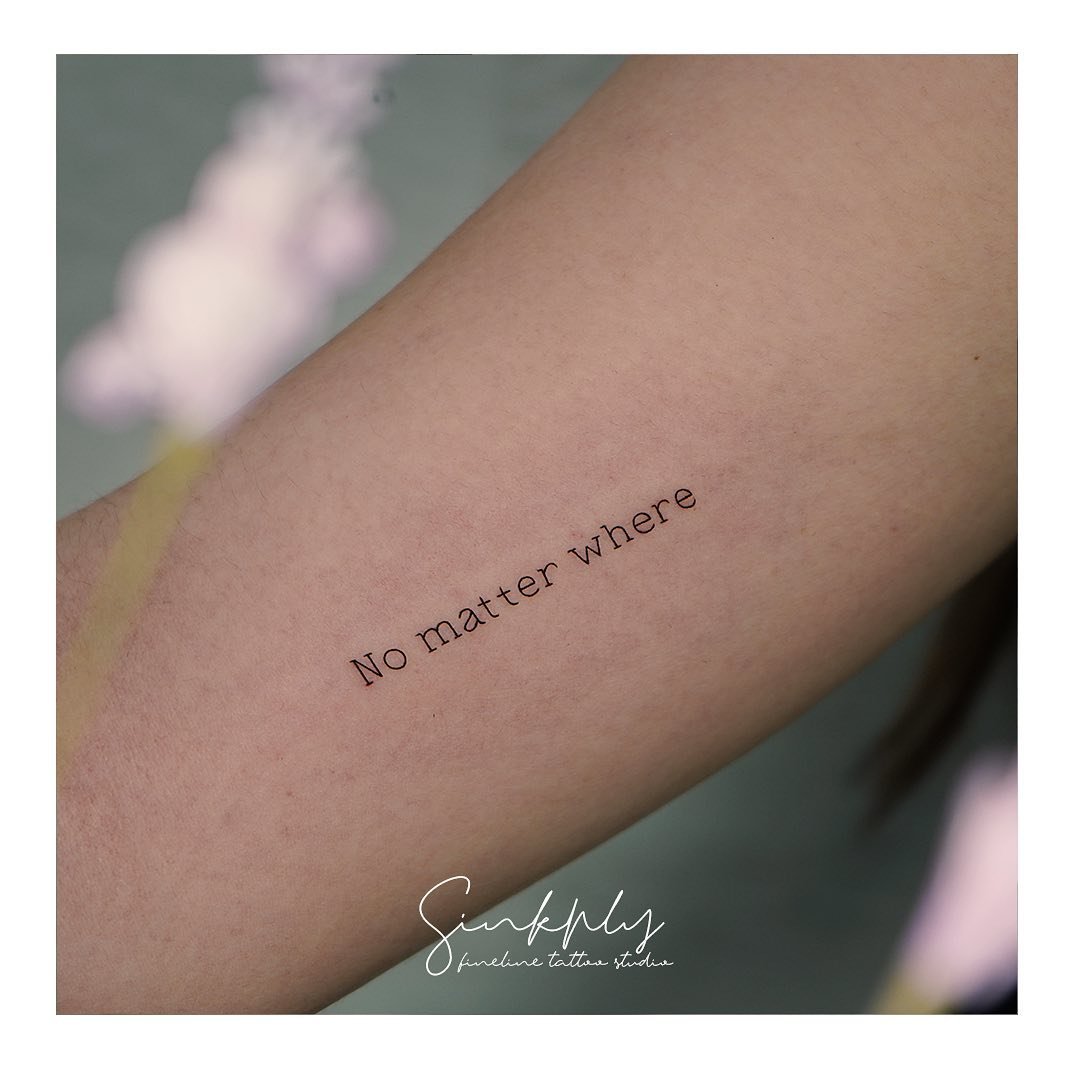 Tatuaje de frase en antebrazo, línea fina Sinkply Madrid