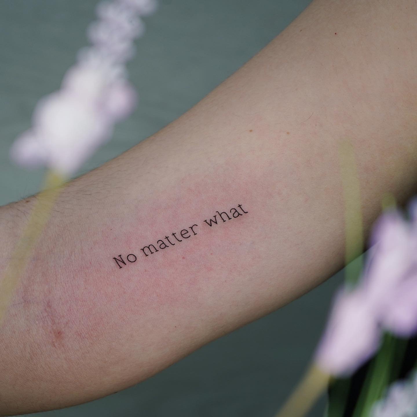 Tatuaje de frase en antebrazo, línea fina Sinkply Madrid