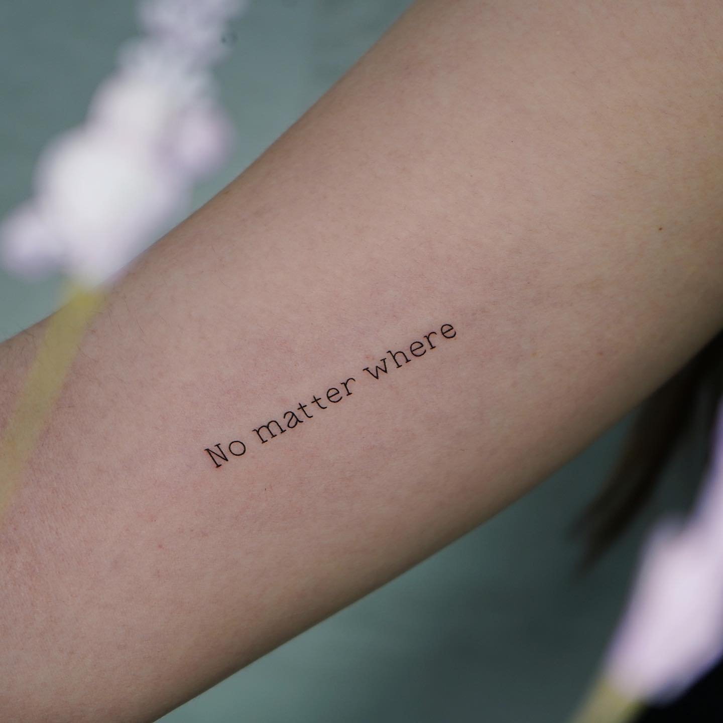 Tatuaje de frase en antebrazo, línea fina Sinkply Madrid