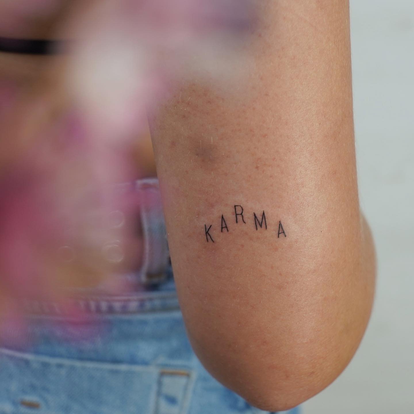 Tatuaje de frase en antebrazo, línea fina Sinkply Madrid