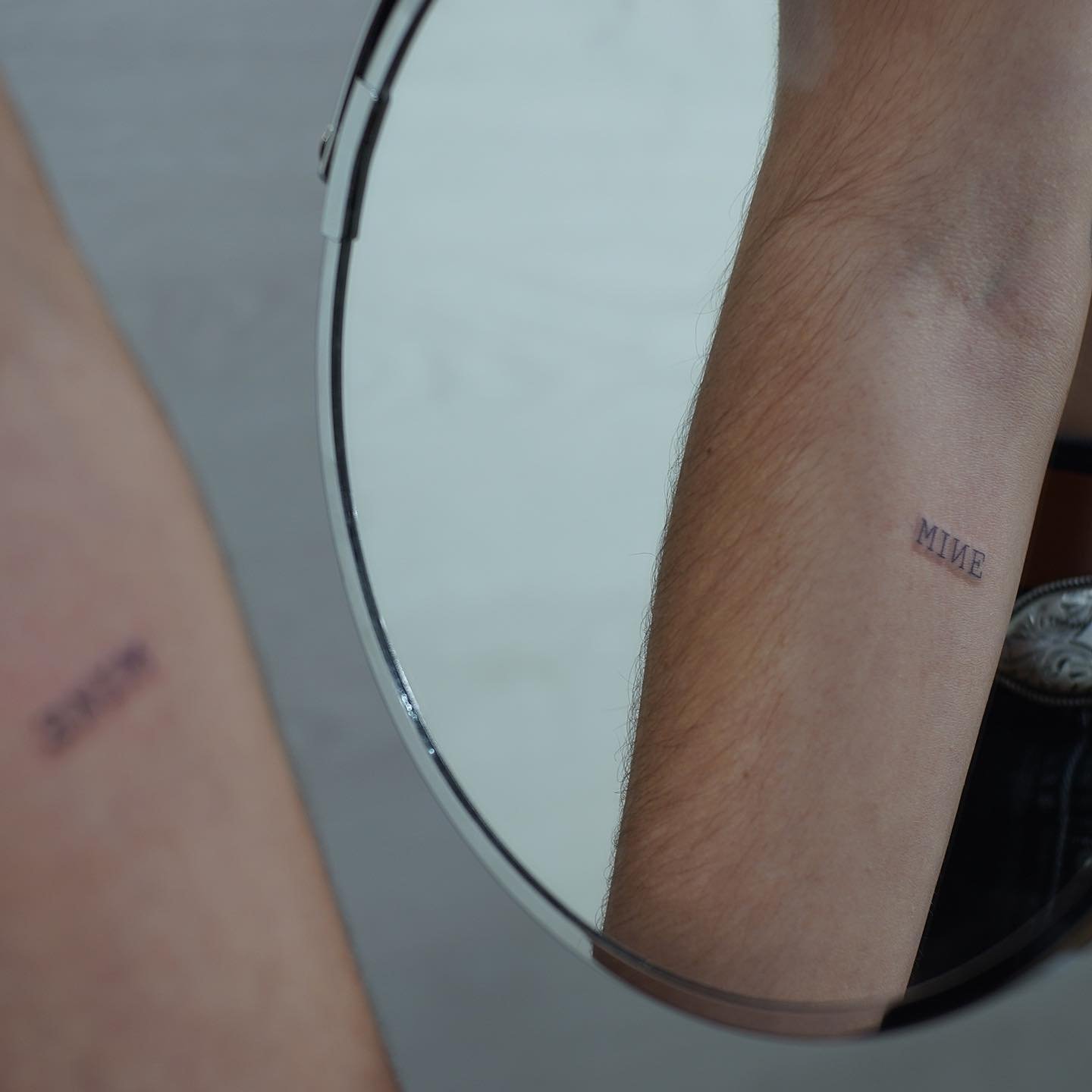 Tatuaje de frase en antebrazo, línea fina Sinkply Madrid