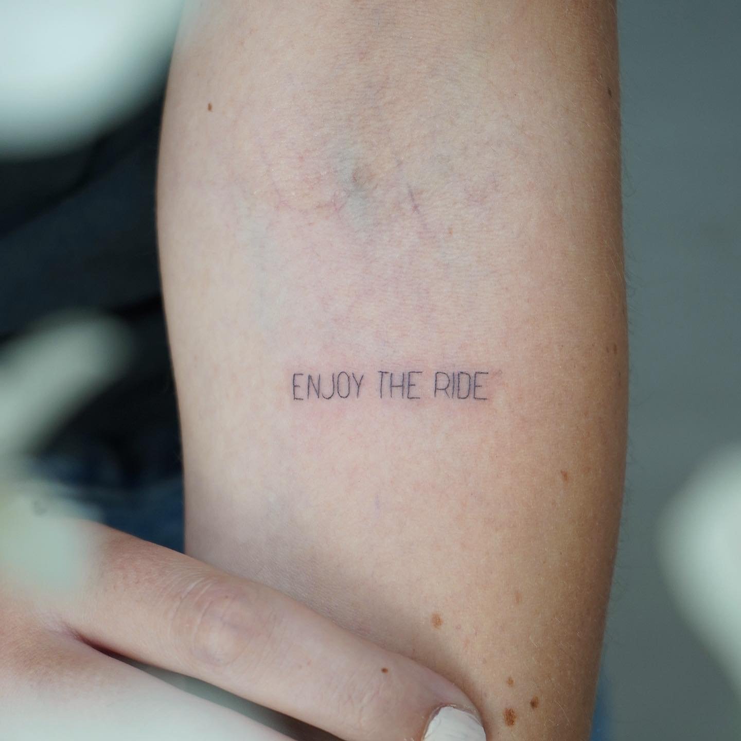 Tatuaje de frase en antebrazo, línea fina Sinkply Madrid