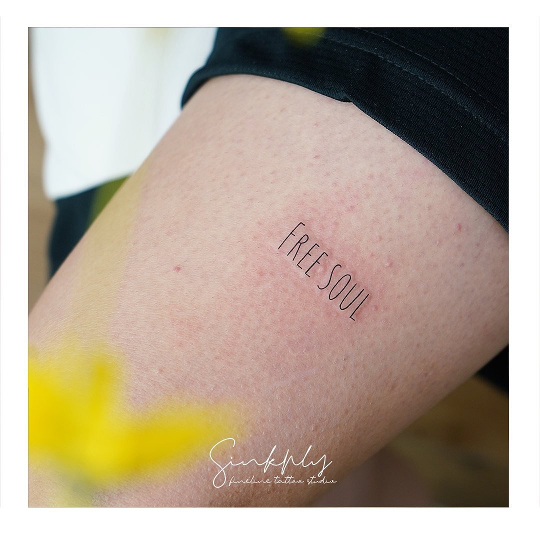 Tatuaje de frase en antebrazo, línea fina Sinkply Madrid