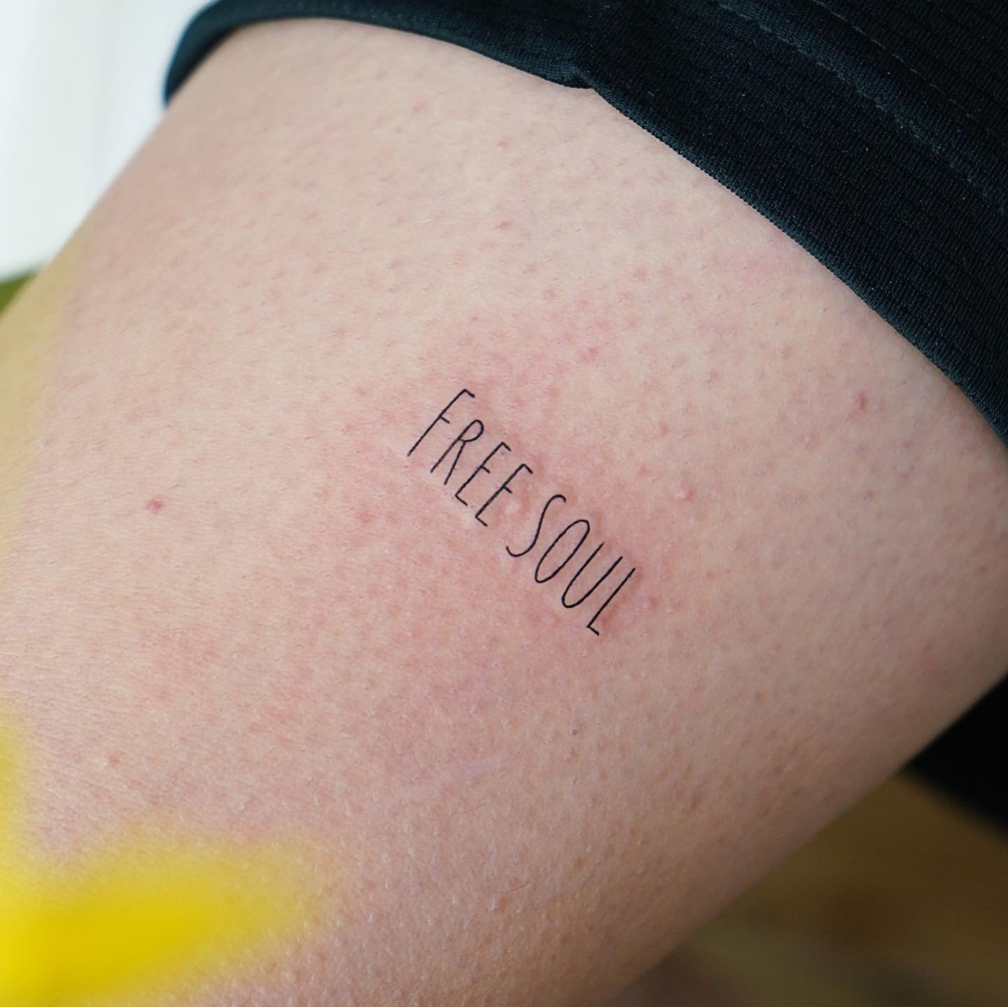 Tatuaje de frase en antebrazo, línea fina Sinkply Madrid