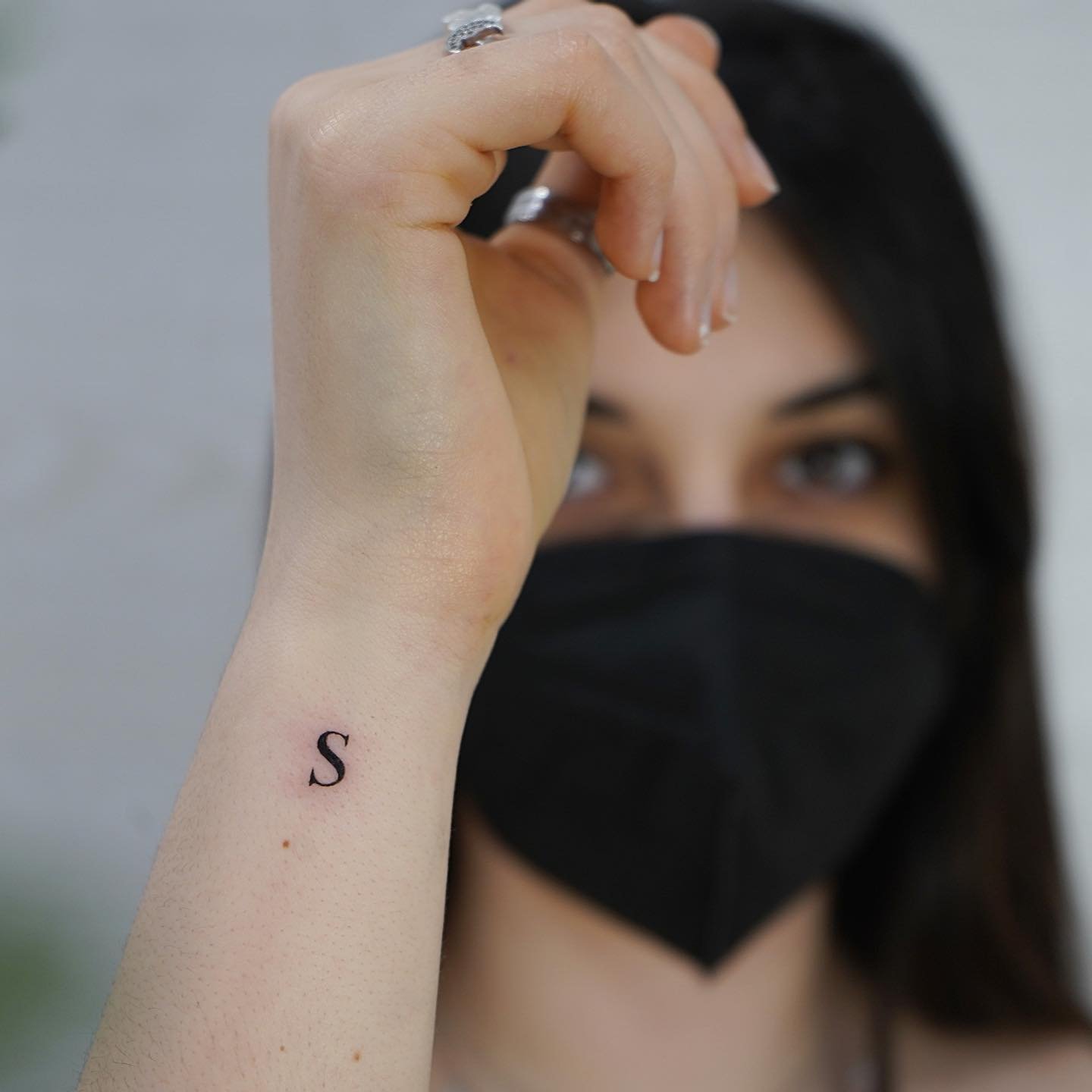 Tatuaje de frase en antebrazo, línea fina Sinkply Madrid