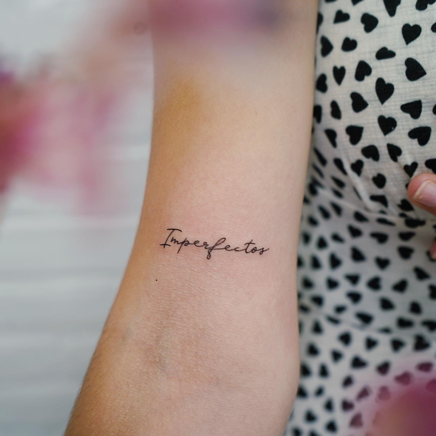 Tatuaje de frase en antebrazo, línea fina Sinkply Madrid