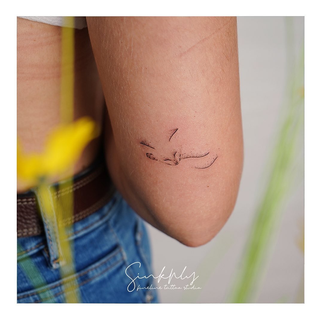 Tatuaje de frase en antebrazo, línea fina Sinkply Madrid