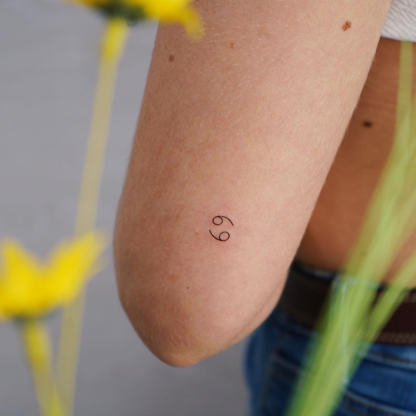 Tatuaje de frase en antebrazo, línea fina Sinkply Madrid