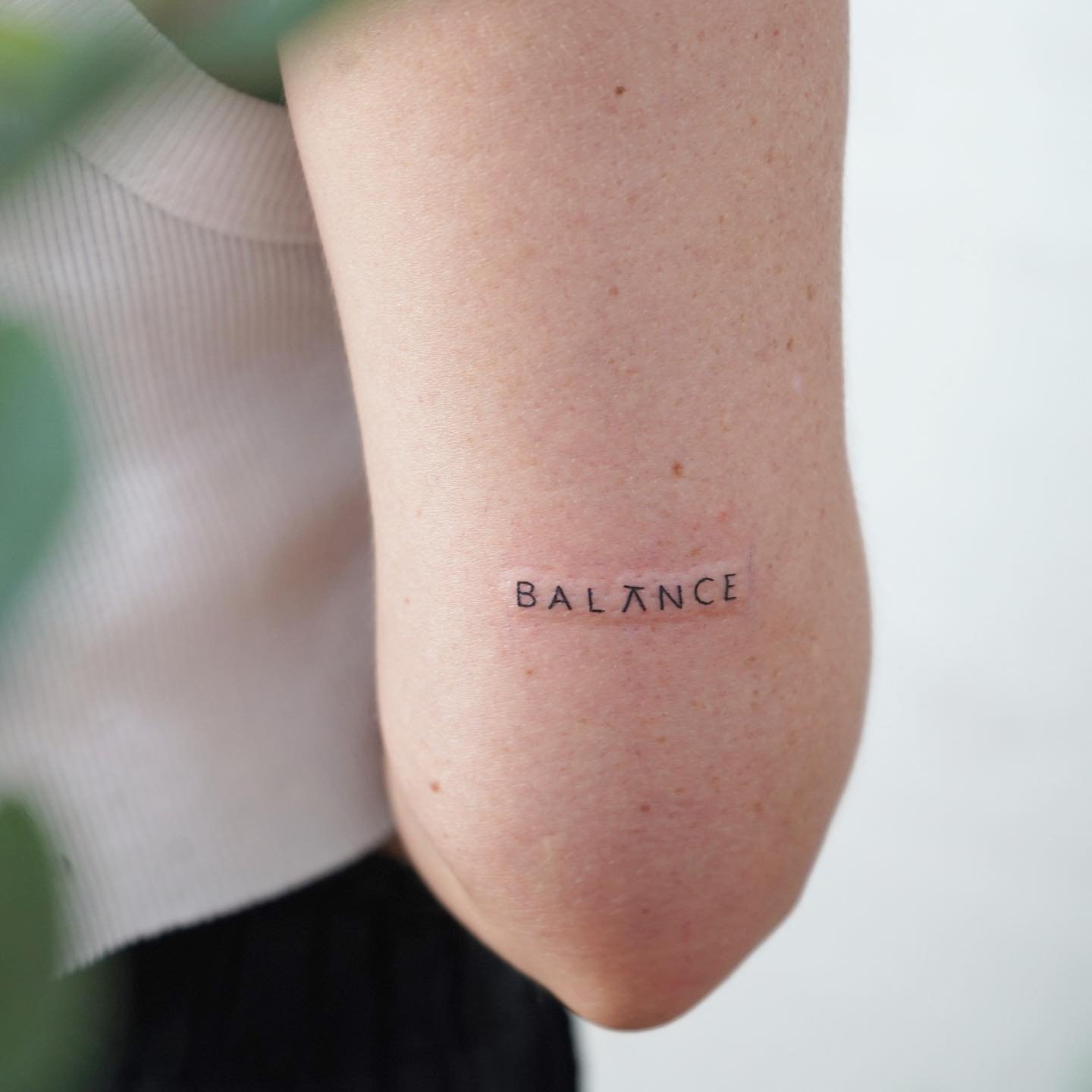 Tatuaje de frase en antebrazo, línea fina Sinkply Madrid