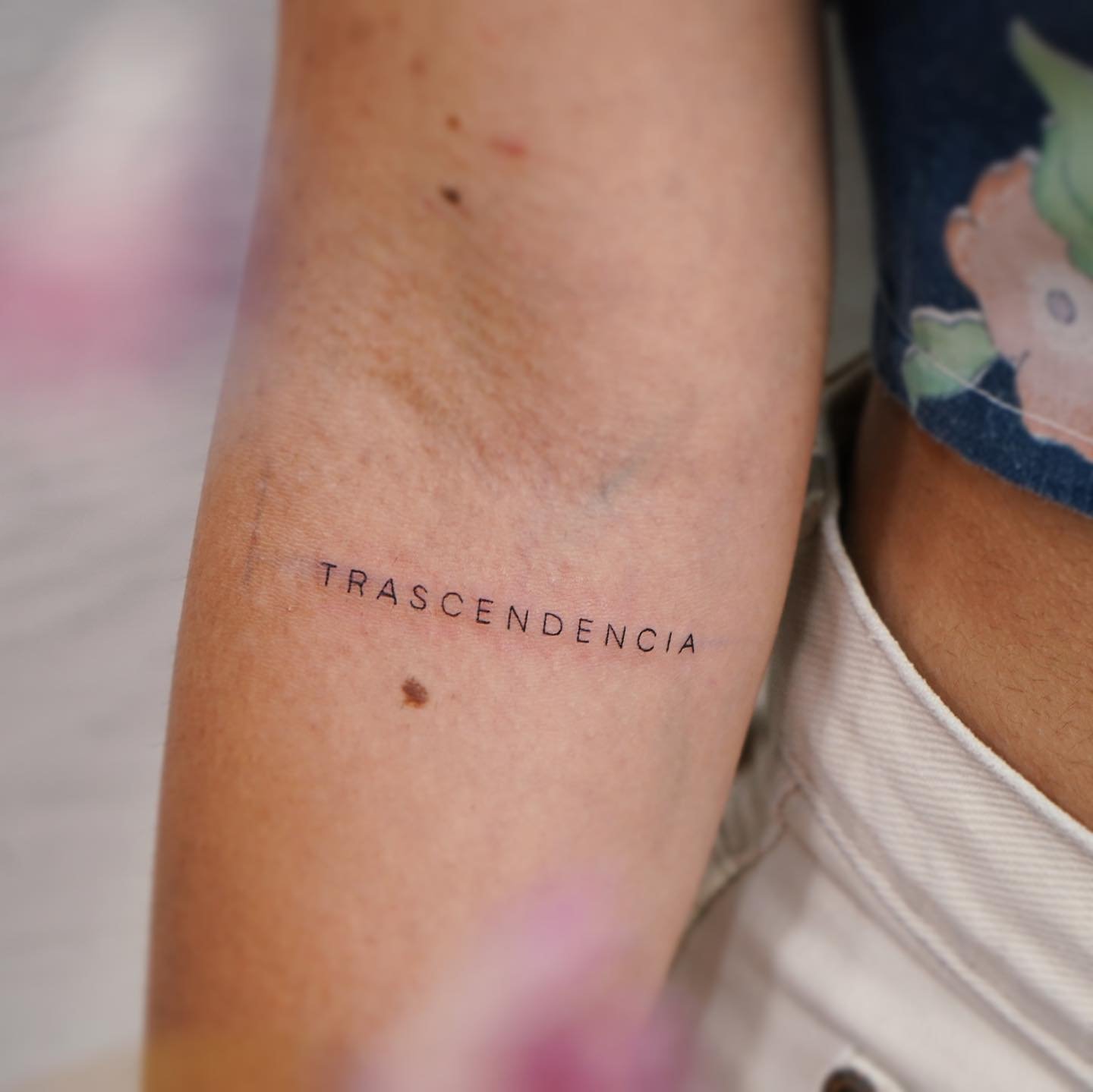 Tatuaje de frase en antebrazo, línea fina Sinkply Madrid