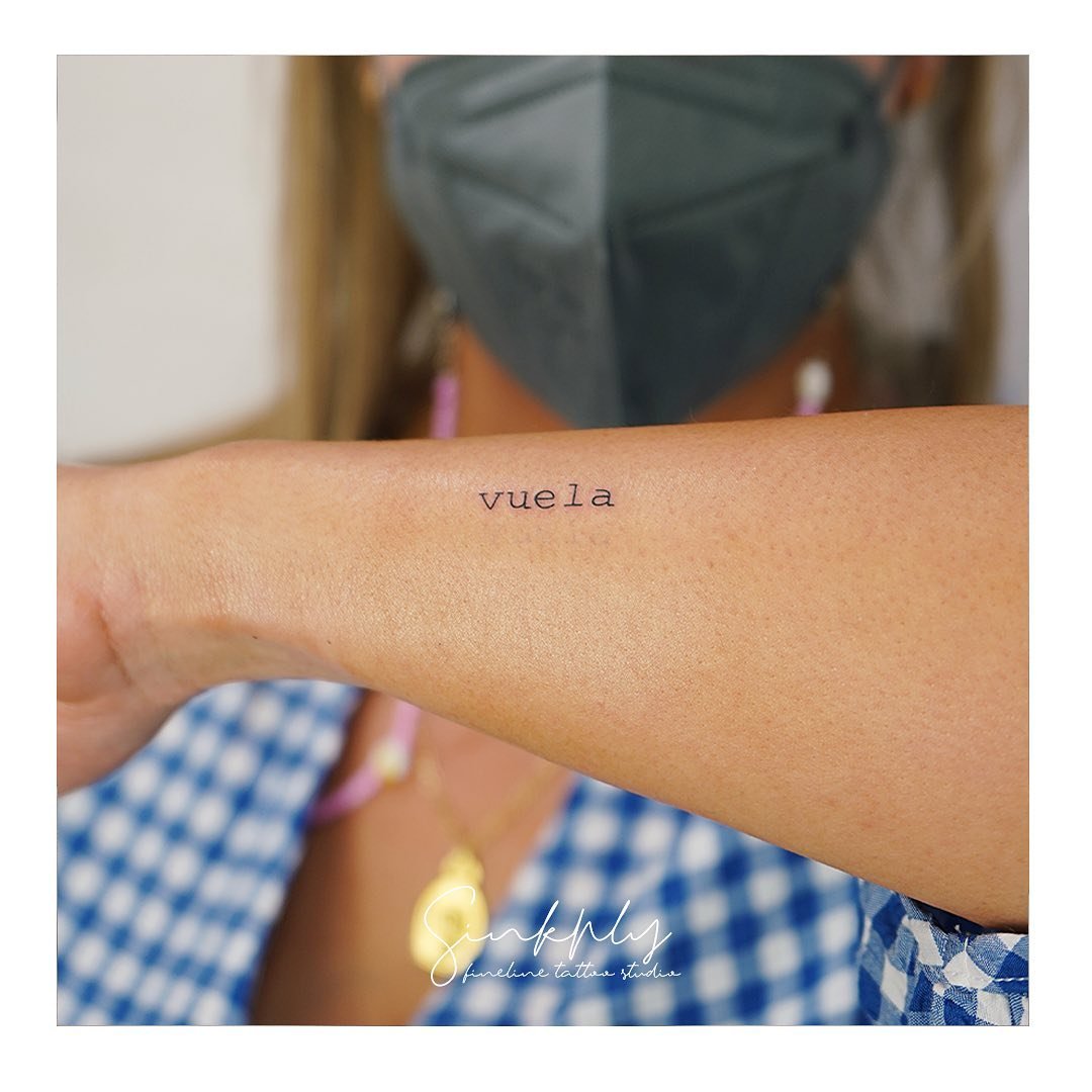 Tatuaje de frase en antebrazo, línea fina Sinkply Madrid