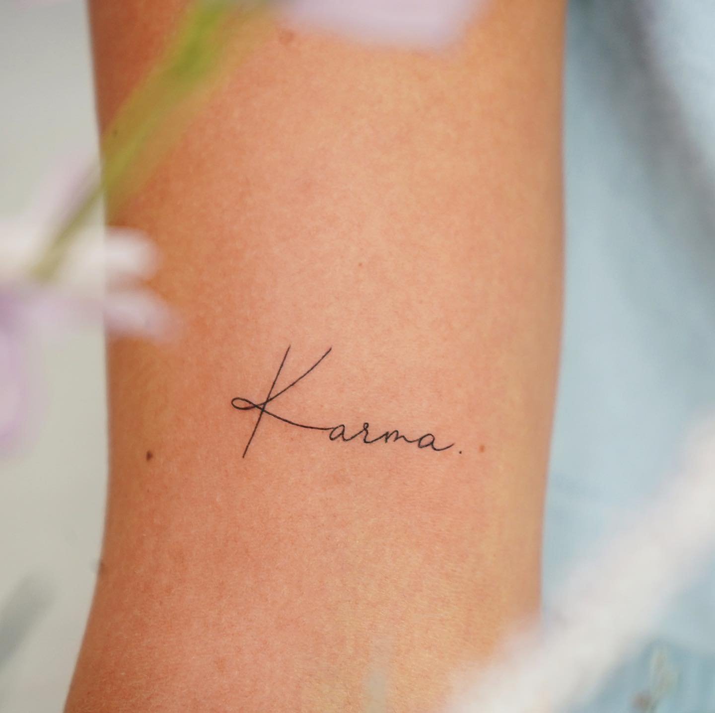 Tatuaje de frase en antebrazo, línea fina Sinkply Madrid