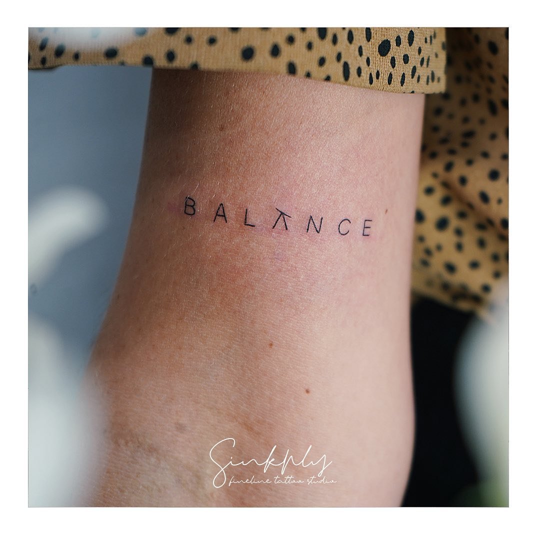Tatuaje de frase en antebrazo, línea fina Sinkply Madrid